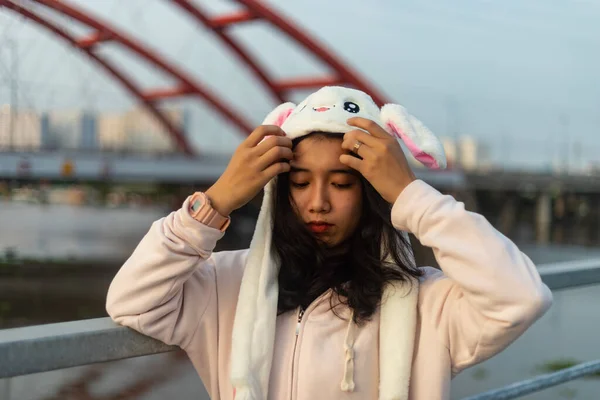 Uma Mulher Asiática Usando Chapéu Com Caráter Engraçado — Fotografia de Stock