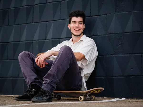 Joven Atractivo Macho Con Monopatín Posando Frente Cámara Sobre Fondo —  Fotos de Stock