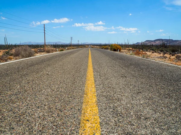 Дорога Через Пустынный Пейзаж Голубым Небом — стоковое фото
