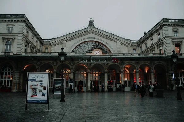 フランス 2020年7月16日 曇りの冬の日のパリの地下鉄駅の美しい風景 — ストック写真
