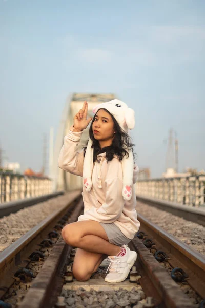 Plan Vertical Une Femme Asiatique Portant Chapeau Avec Personnage Drôle — Photo