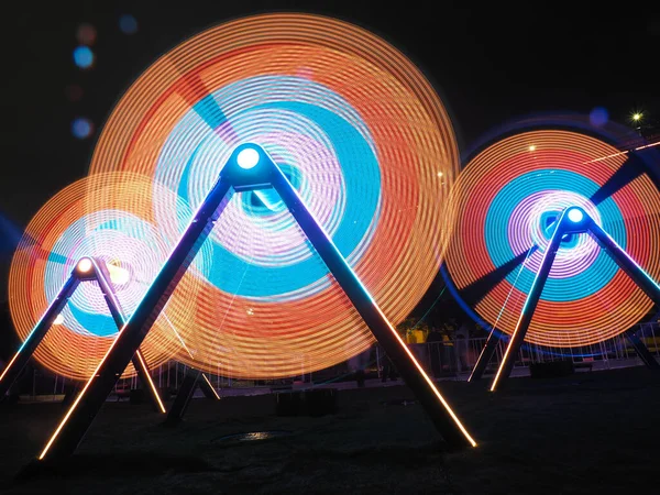 公園内の照明された円の装飾の低角度ショット — ストック写真