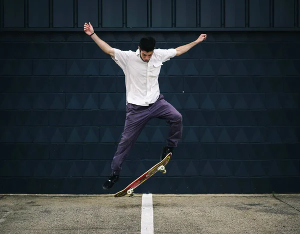 Młody Biały Mężczyzna Robi Sztuczki Deskorolką Skateparku — Zdjęcie stockowe