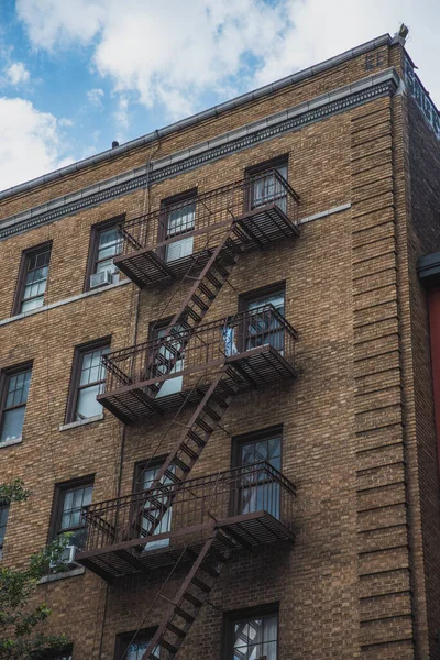 Eine Vertikale Aufnahme Einer Fassade Aus Braunem Backstein Mit Miteinander — Stockfoto