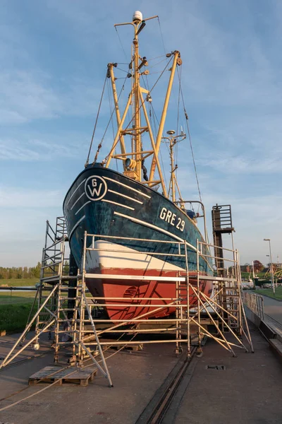 Vertikale Aufnahme Eines Bootes Greetsieler Hafen — Stockfoto