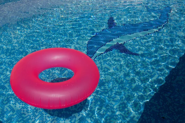돌고래 모자이크와 수영장에서 떠다니고 있습니다 — 스톡 사진