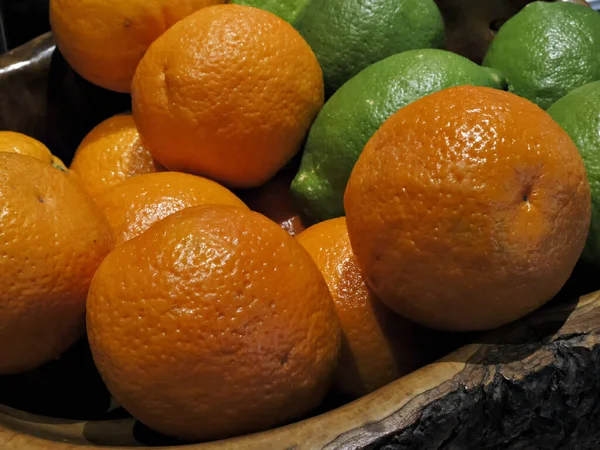 Eine Nahaufnahme Von Orangen Und Limetten — Stockfoto