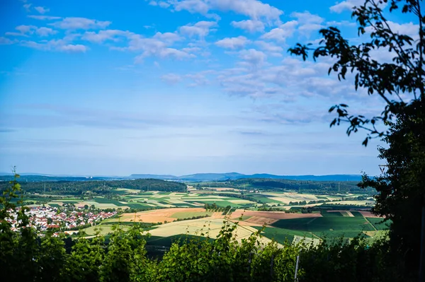 Een Prachtig Landschap Van Een Stad Omringd Door Beboste Bergen — Stockfoto