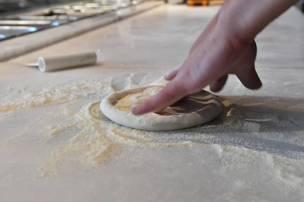 一个在厨房里做美味披萨的专业厨师 — 图库照片