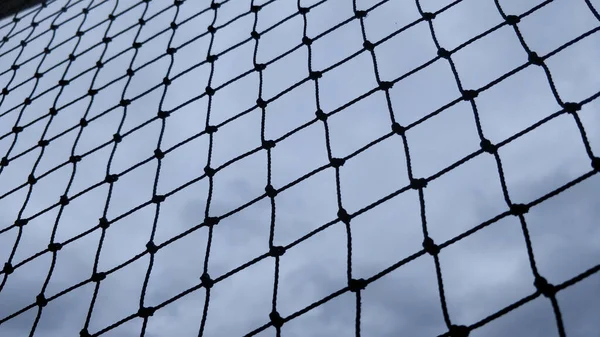 Nahaufnahme Eines Schwarzen Netzes Vor Grauem Wolkenverhangenem Himmel — Stockfoto