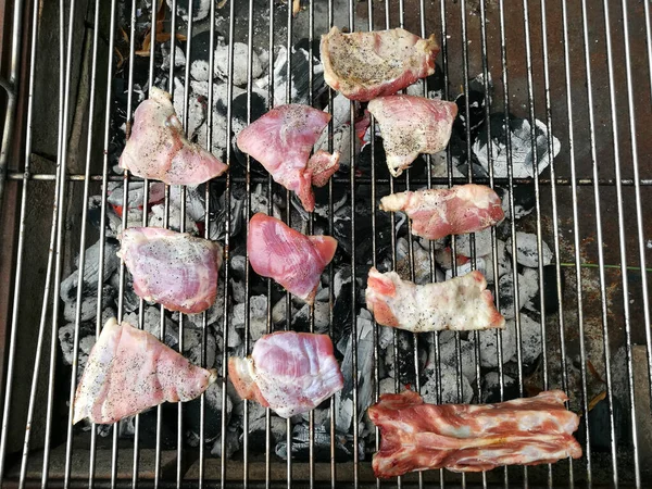 Une Vue Dessus Des Morceaux Viande Crue Sur Barbecue — Photo