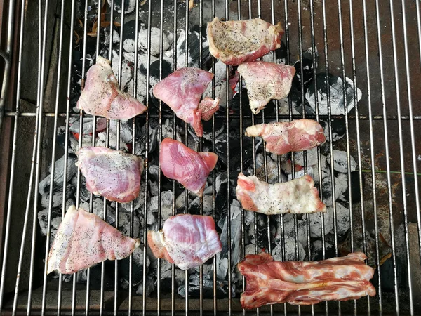 Uma Vista Superior Pedaços Carne Crua Churrasqueira — Fotografia de Stock