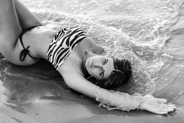 在西班牙卡迪兹的拉卡莱塔海滩 一个带有纹身的女性在海滨放松的灰度照片 — 图库照片