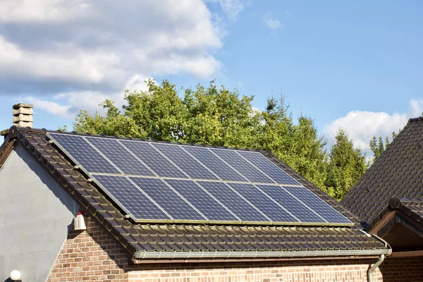 Una Toma Alto Ángulo Paneles Solares Fotovoltaicos Techo Edificio — Foto de Stock