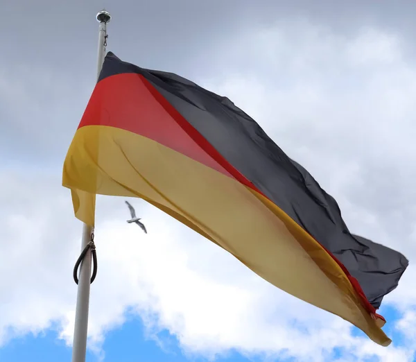 Close Uma Bandeira Alemã Acenando Contra Céu — Fotografia de Stock