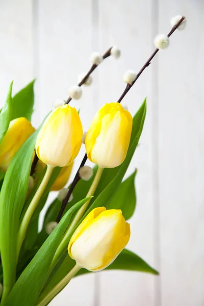 Вертикальный Снимок Крупным Планом Желтых Тюльпанов Пушистых Ивовых Ветвей Белом — стоковое фото