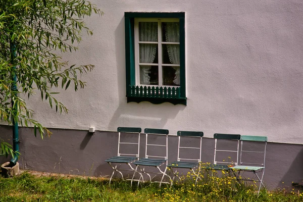 Čtyři Staré Zelené Vybledlé Zahradní Židle Před Oknem Trávou Květinami — Stock fotografie