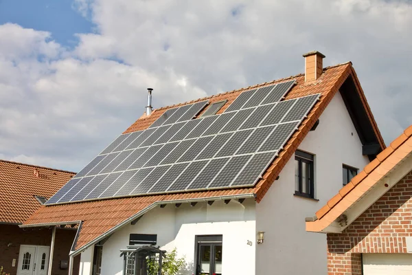 Telhado Casa Com Painéis Solares Nele — Fotografia de Stock