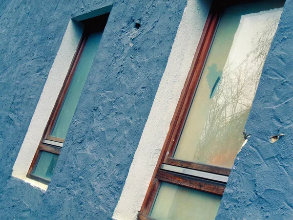 Pencereli Mavi Bir — Stok fotoğraf
