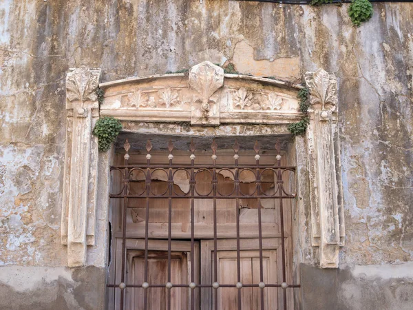 Παλιό Ξύλινο Παράθυρο Σκουριασμένο Μεταλλικό Φράχτη Και Τον Αποφλοιωμένο Τοίχο — Φωτογραφία Αρχείου