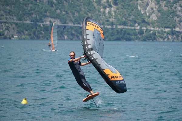 Malcesine Italy Temmuz 2020 Wing Folil Sörfçü Diğer Sörfçüler Güzel — Stok fotoğraf