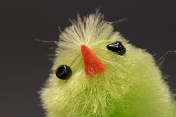 Een Geïsoleerde Close Shot Van Een Kleurrijke Kleine Speelgoed Chick — Stockfoto