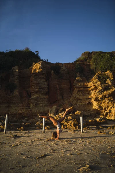 Disparo Vertical Una Joven Hembra Haciendo Truco Las Arenas Marinas —  Fotos de Stock