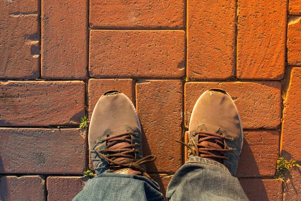 Una Vista Superior Hombre Desgastado Zapatillas Deporte Pie Camino Ladrillo — Foto de Stock