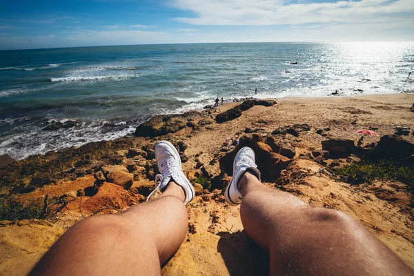 아름다운 바위가 해변에서 사람의 다리를 놀라운 — 스톡 사진