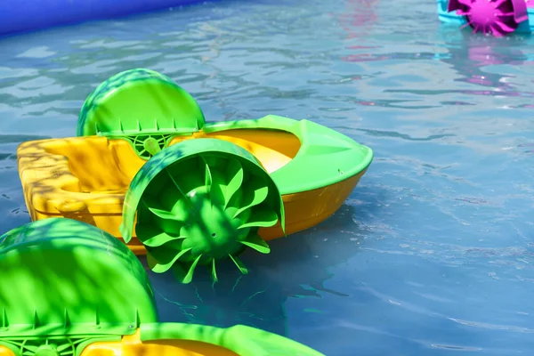 Gros Plan Bateau Pour Enfants Plastique Dans Une Piscine Lumière — Photo