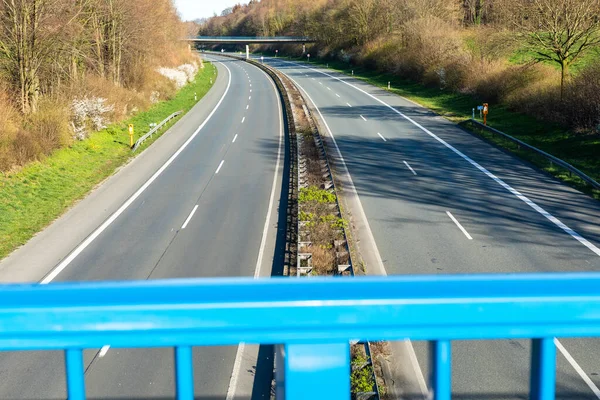 Eine Schöne Aufnahme Der Zwillingsstraßen Einem Sonnigen Tag — Stockfoto