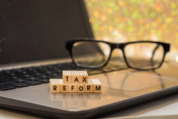 컴퓨터에 Tax Reform 이라는 단어를 형성하는 문자와 선택적으로 블록을 클로즈업 — 스톡 사진