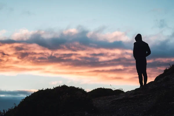 Ένα Μοναχικό Άτομο Στέκεται Ένα Λόφο Κοιτάζοντας Σύννεφα Ηλιοβασίλεμα Έννοια — Φωτογραφία Αρχείου
