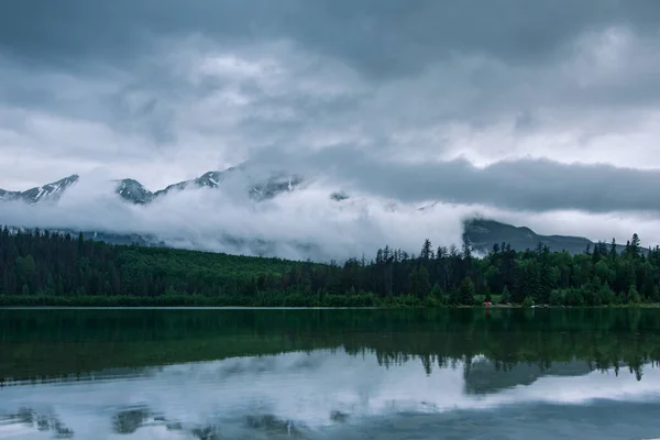 Regenwolken Wälzen Sich Durch Eine Bergkette Alberta Kanada — Stockfoto