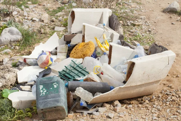 多くのペットボトルがフィールドに捨てられたゴミのクローズアップショット — ストック写真