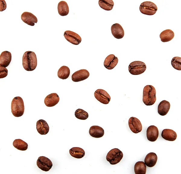 Detailní Záběr Pražených Kávových Zrn Izolovaných Bílém Pozadí — Stock fotografie
