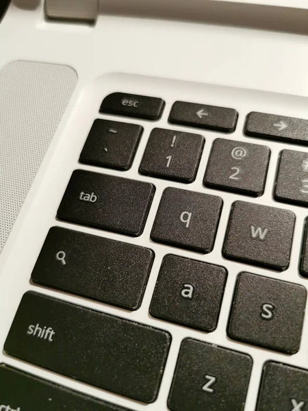 Macのキーボードフラグメントの垂直ショット 背景に最適 — ストック写真
