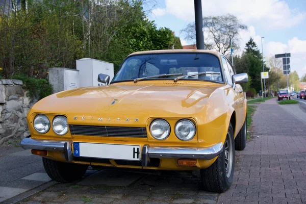 Gros Plan Une Voiture Jaune Sur Trottoir — Photo