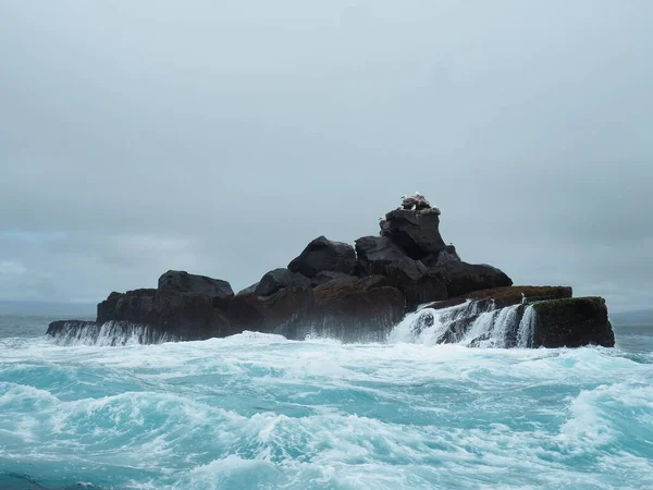 Pequeño Skerry Medio Del Mar Bajo Cielo Nublado —  Fotos de Stock