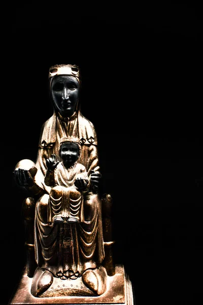 黒の背景に隔離されたモンセラット像の聖母の垂直ショット — ストック写真