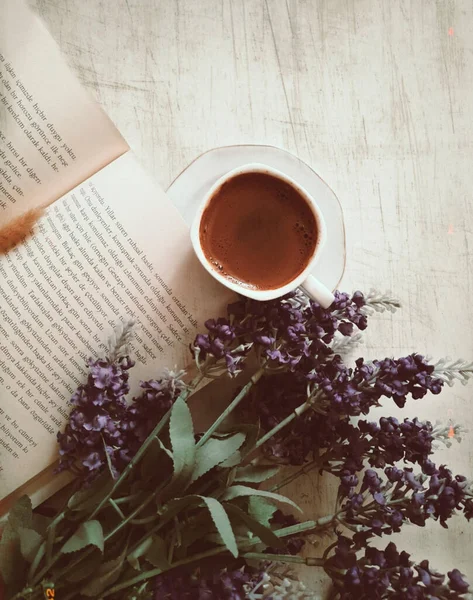 Une Vue Dessus Une Tasse Café Avec Livre Des Fleurs — Photo