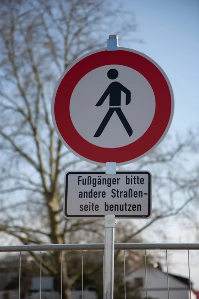 Een Rond Verkeersbord Wit Rood Met Een Zwarte Man Het — Stockfoto