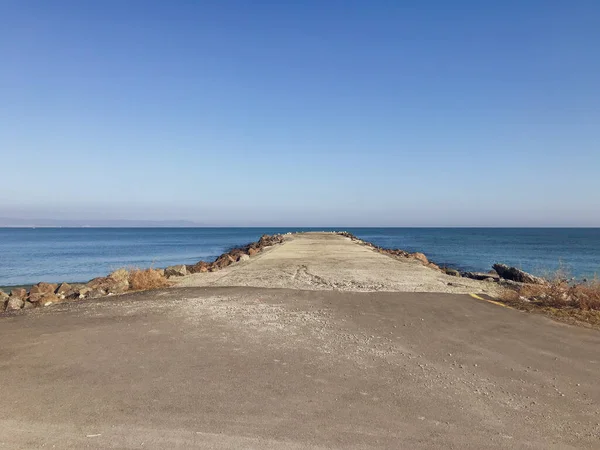 Een Adembenemend Uitzicht Blauwe Zee Het Zandstrand Een Heldere Zomerdag — Stockfoto