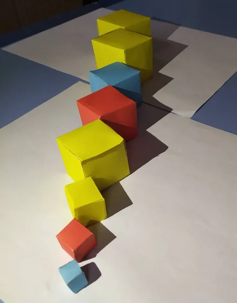 Tiro Vertical Cubos Papelão Coloridos Alinhados Volta — Fotografia de Stock