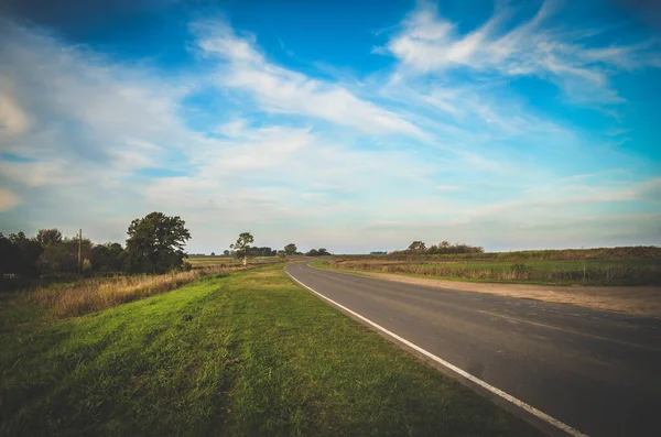 Een Asfaltweg Door Het Platteland Een Zonnige Zomerdag — Stockfoto