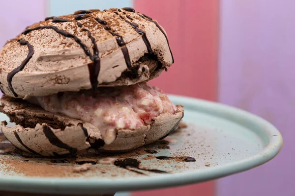 소스와 초콜릿 크림이 맛있어 보이는 후식의 — 스톡 사진