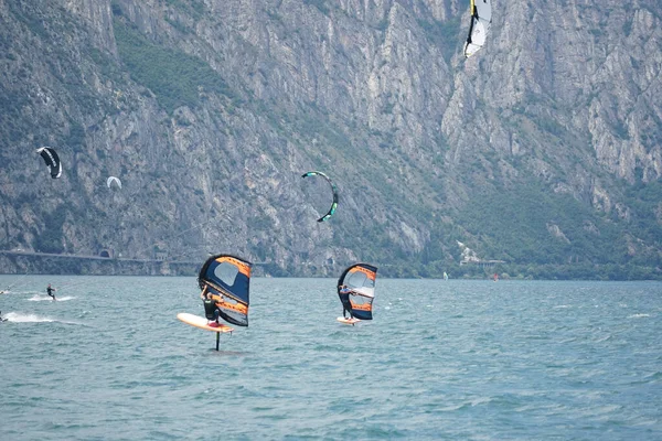 Malcesine Italy Temmuz 2020 Wing Folil Sörfçü Diğer Sörfçüler Güzel — Stok fotoğraf