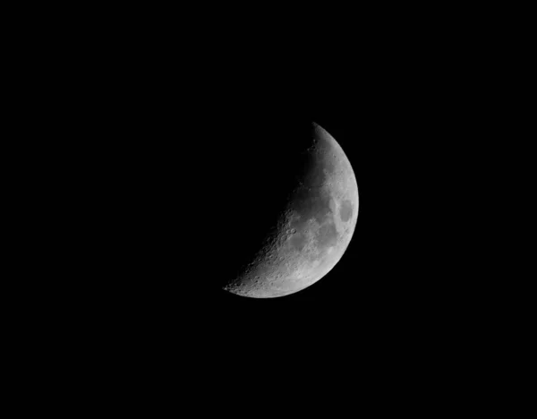 Gece Gökyüzünde Yarım Ayın Güzel Bir Görüntüsü — Stok fotoğraf