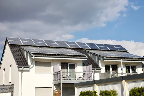 Una Hermosa Foto Una Casa Moderna Con Paneles Solares Techo — Foto de Stock