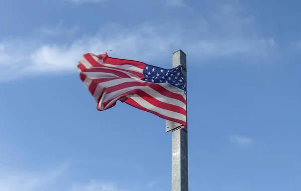 Vlajka Usa Vlajkovém Stožáru Zvolna Pohybuje Větru Proti Obloze — Stock fotografie